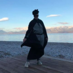 Ο εμβληματικός Λάκης Γαβαλάς σε στιγμές χαλάρωσης